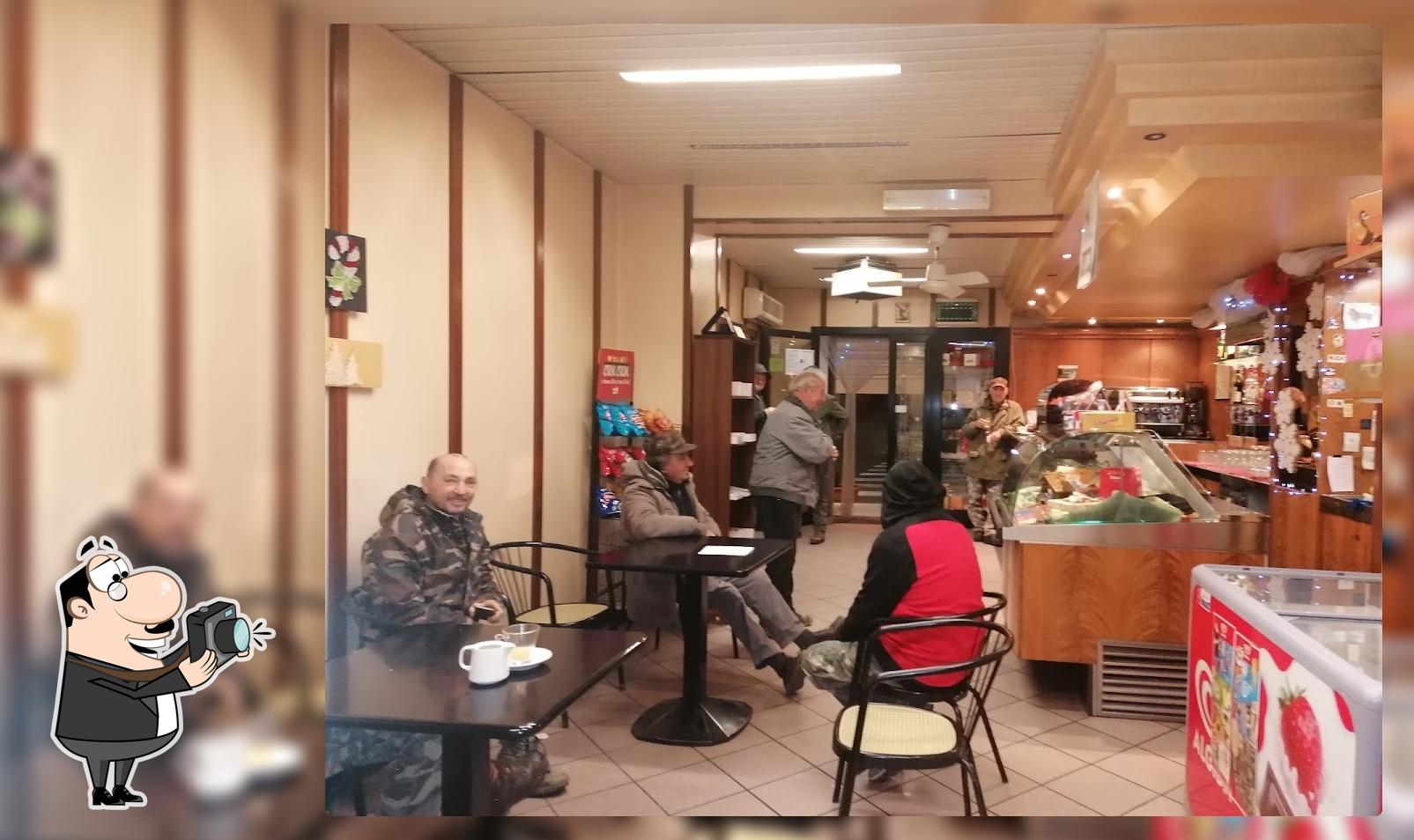 Siediti a un tavolo di Bar Il Cacciatore