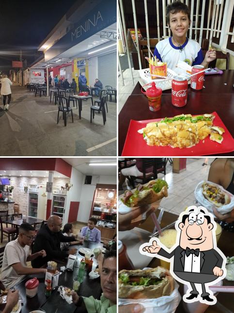 Sente em uma das mesas no Papa Tudo