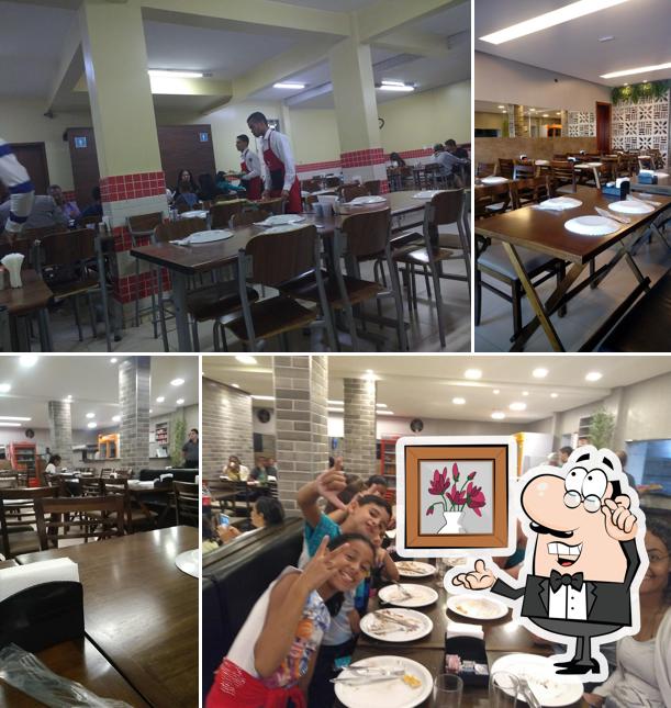 Sente em uma das mesas no Pizzaria Tarantela