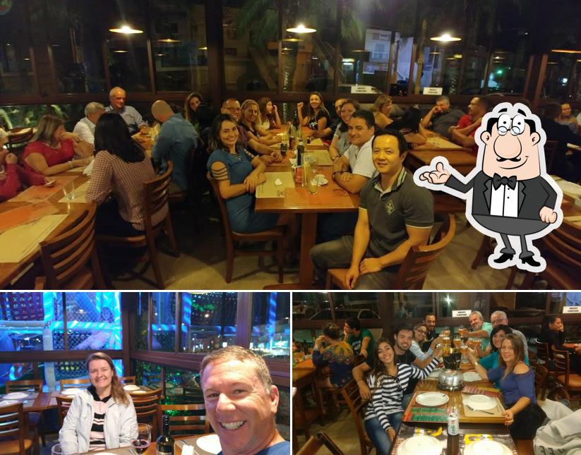 Sente em uma das mesas no Senna