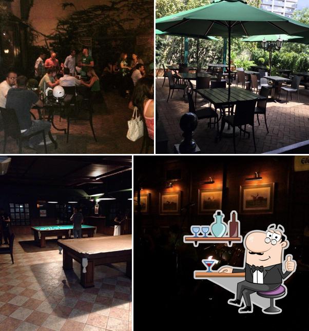 Sente em uma das mesas no The Black Horse Gastropub