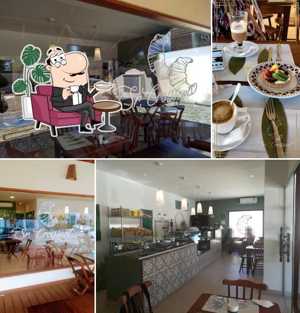 Sente em uma das mesas no Sr. Croissant Padaría Café