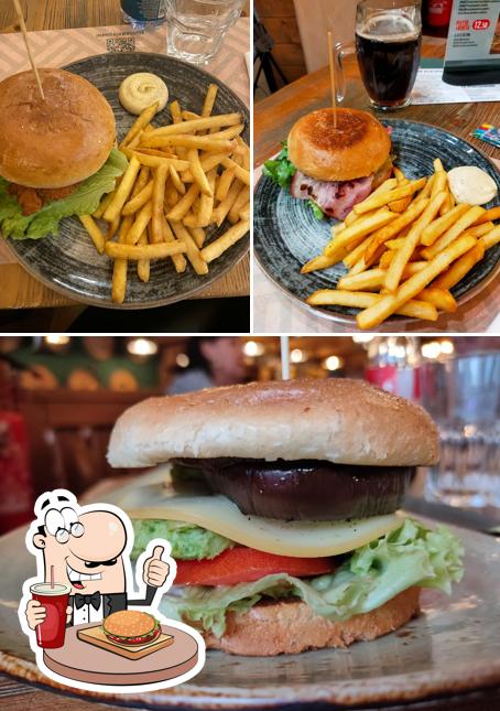 Ordina uno dei tipi di hamburger disponibili a Wiener Haus Moncalieri