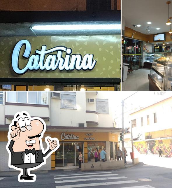 Sente em uma das mesas no Catarina Doces e Salgados