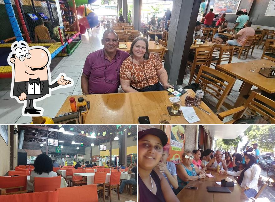 Sente em uma das mesas no Chapa Mágica O Ponto Da Picanha