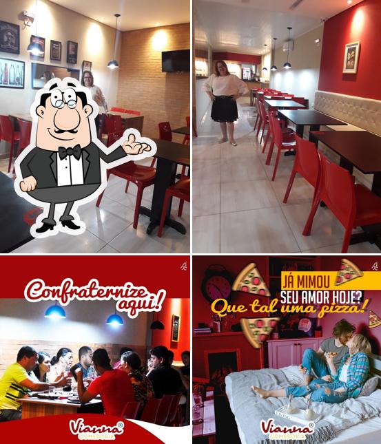 Sente em uma das mesas no Vianna Comedoria