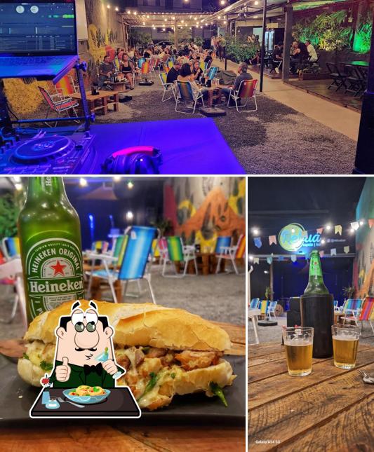 Esta é a foto mostrando comida e interior no Rebuá Espeto Bar