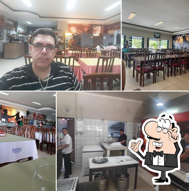 Sente em uma das mesas no Costelão de Ouro