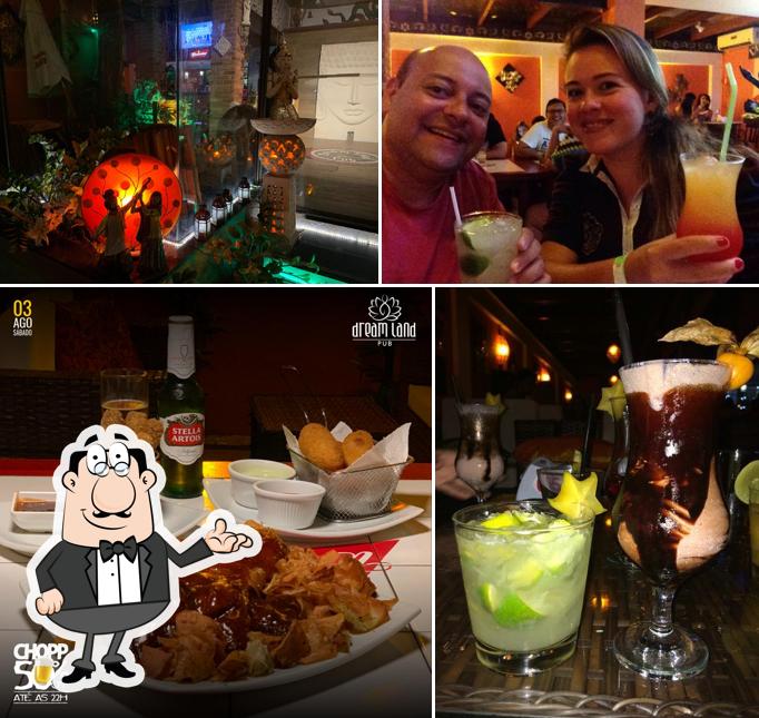 Sente em uma das mesas no DreamLand Pub