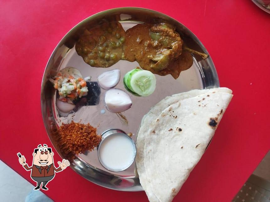 Food at Shree Basaveshwara Khanawali ಶ್ರೀ ಬಸವೇಶ್ವರ ಖಾನಾವಳಿ