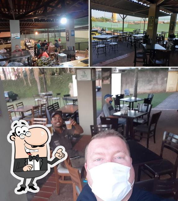 O interior do Santinha Sport Bar