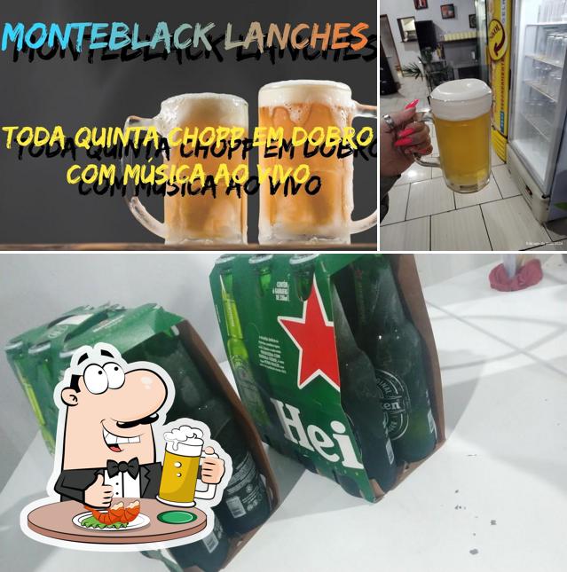 Desfute uma tulipa de cerveja leve ou escura