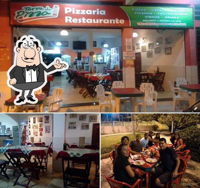 Sente em uma das mesas no Torre de Pizza