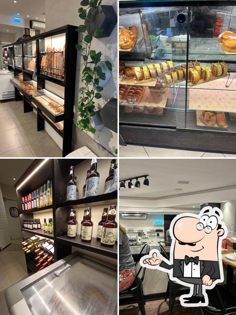 Sente em uma das mesas no SOVA Natural