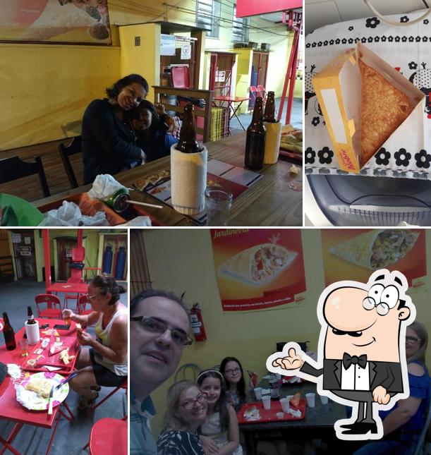 Sente em uma das mesas no Cantinho Nobre