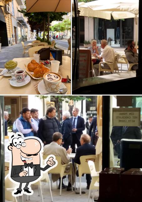 Siediti a un tavolo di Caffè Roma