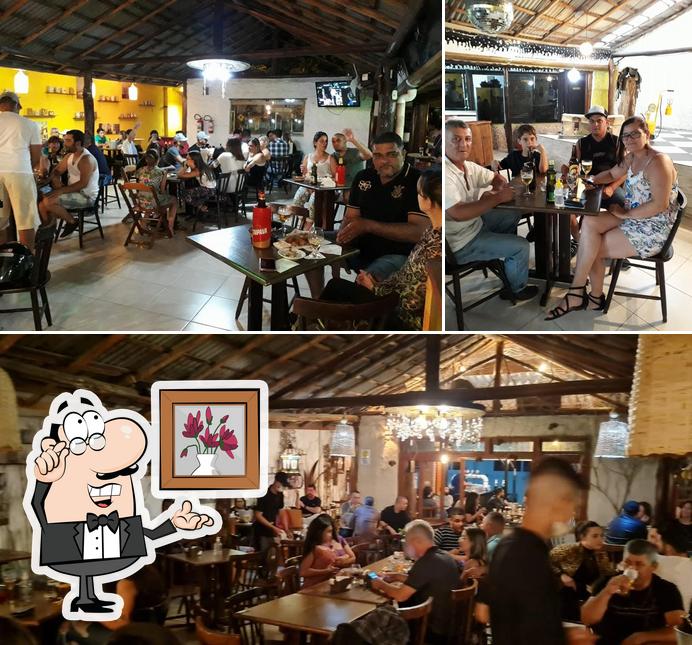 Sente em uma das mesas no Rancho Jhops Bar Copo Cheio