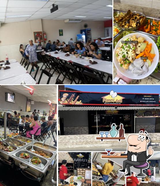 Sente em uma das mesas no Mano's Grill Restaurante em Belford Roxo