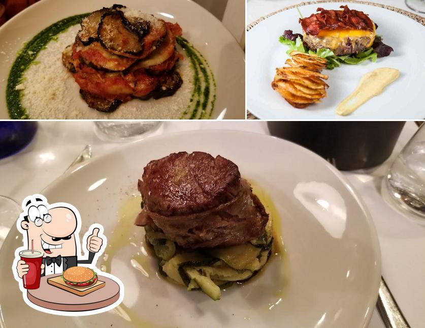 Ordina un hamburger a Osteria Tuttoqua