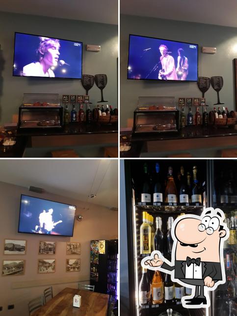 Siediti a un tavolo di Café Bohémien