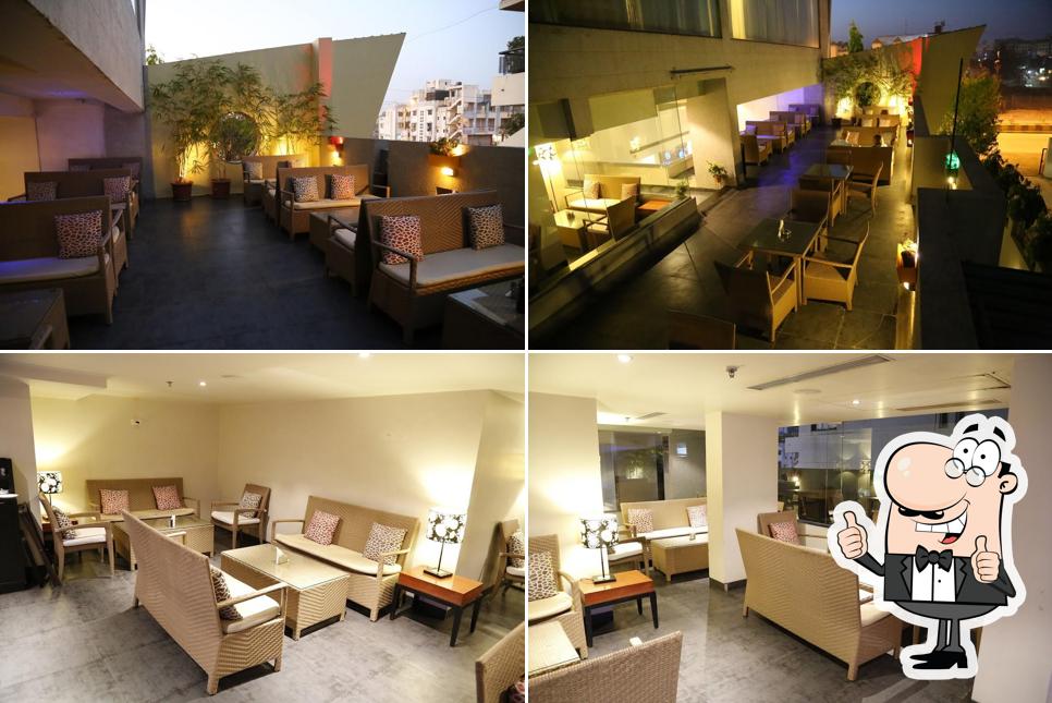 Look at the photo of Harry's Bar