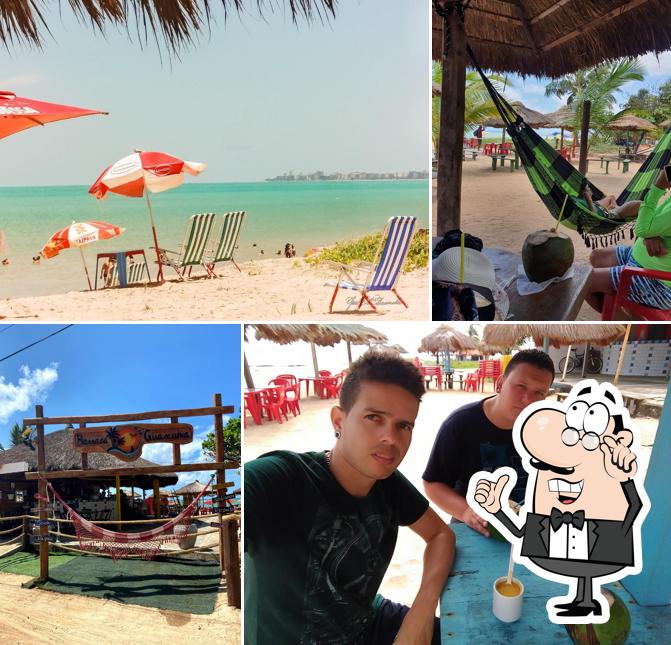 Sente em uma das mesas no Barraca Guaxuma