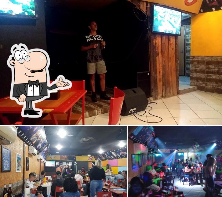 Sente em uma das mesas no Industrya Lanches e Karaokê