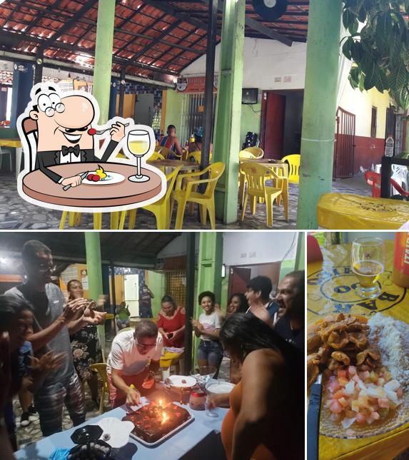 Dê uma olhada a imagem mostrando comida e interior no Bar do Chico