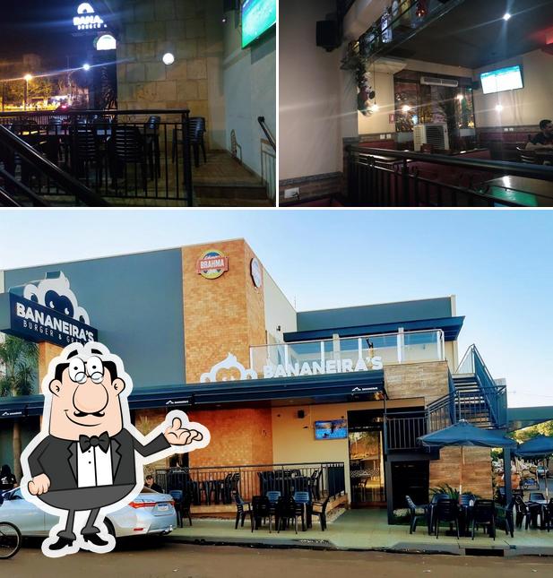 O interior do Bananeiras ´s Burger e Grill