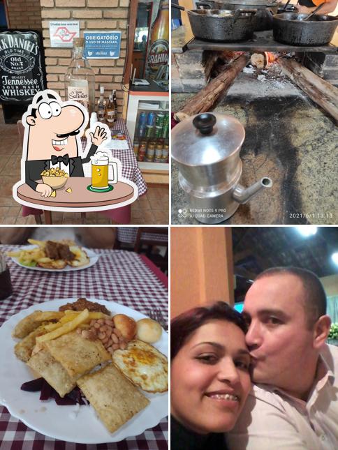 Desfute um copo de cerveja leve ou escura