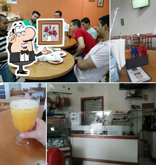 Sente em uma das mesas no Padaria Pão da Hora