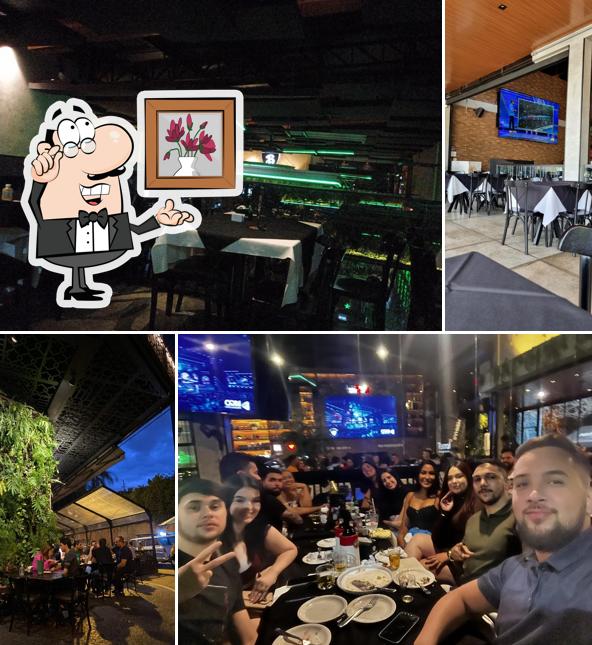 Sente em uma das mesas no Bahrem Burger & Grill