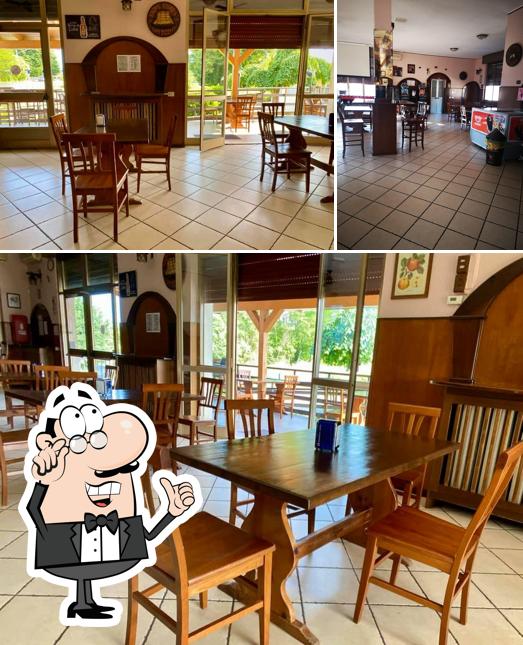 Dai un'occhiata agli interni di Myth Pub