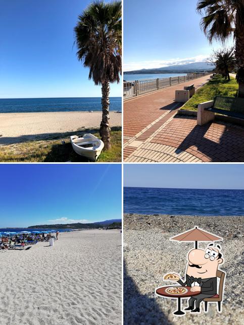 Puoi goderti l'aria fresca da seduto all'esterno di Lido San Felice