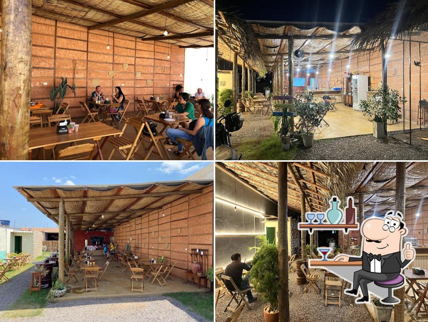 Sente em uma das mesas no Nosso Café no Trailer