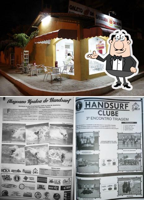 Sente em uma das mesas no Sanduba da Hora