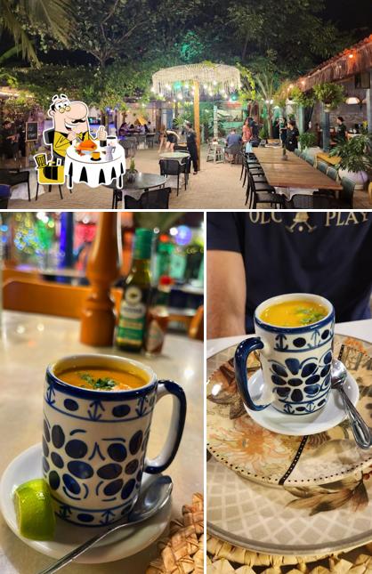 A ilustração da comida e interior no Java Restaurante