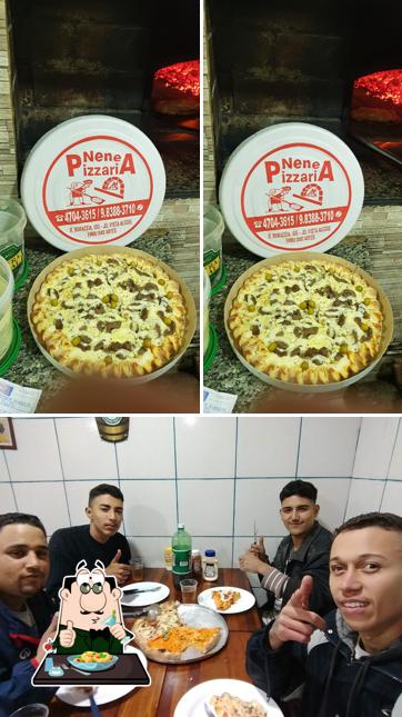A foto a Nenê Pizzaria’s comida e mesa de jantar