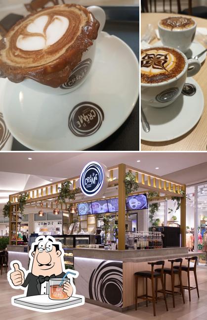 A imagem da bebida e interior no La creme di Café gourmet