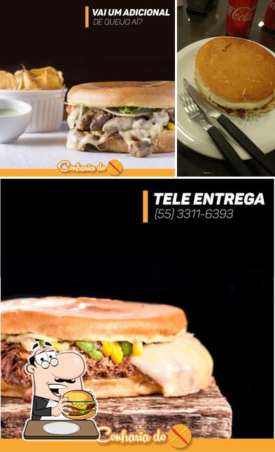 Experimente um hambúrguer no Confraria Gastro & Beer