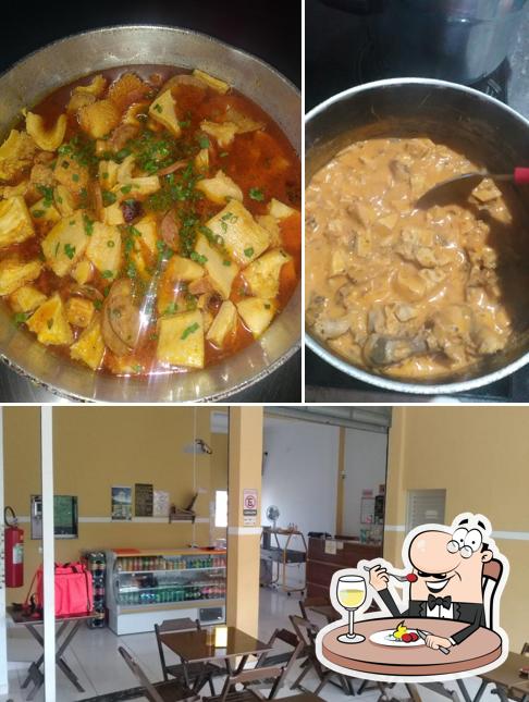 A comida e interior do restaurante