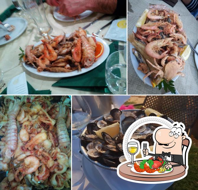 I clienti di Ristofriggitoria "Avanti c'è posto da Nardino" possono provare diversi prodotti di cucina di mare