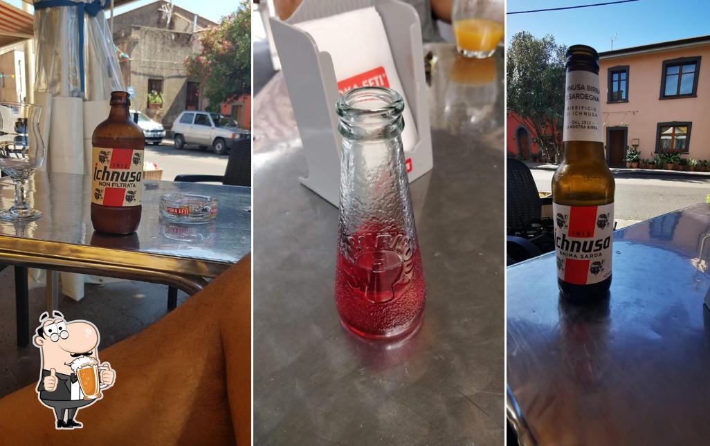 Puoi ordinare un rinfrescante bicchiere di birra chiara o scura