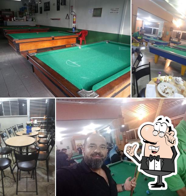 Sente em uma das mesas no Bar Snooker