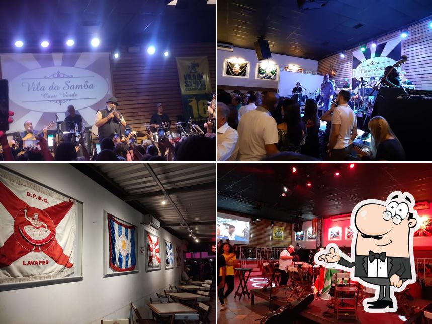 Sente em uma das mesas no Vila do Samba