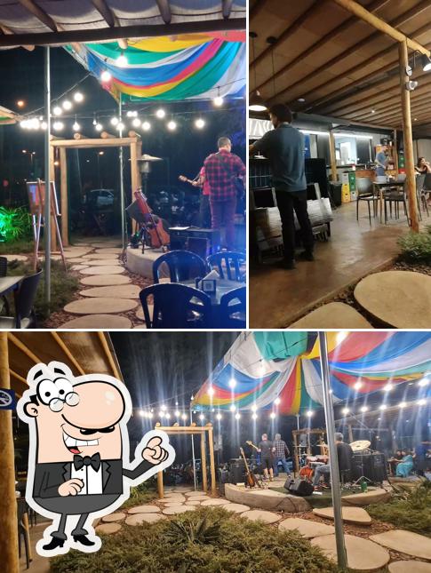 O interior do Trem Azul Música e Bar