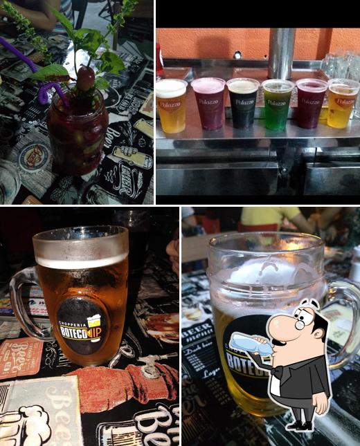 Tome uma bebida do menu