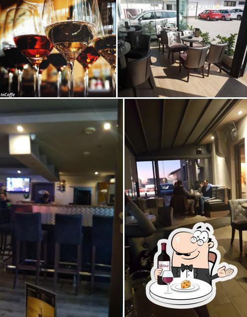 È gradevole bersi un bicchiere di vino a In Caffe