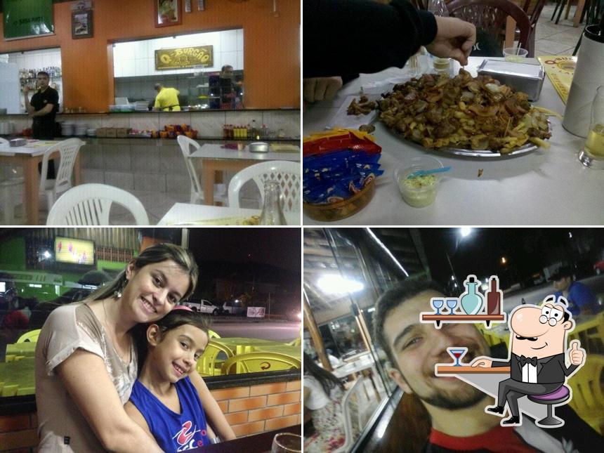 Sente em uma das mesas no Q-Burgão Lanches Iririú