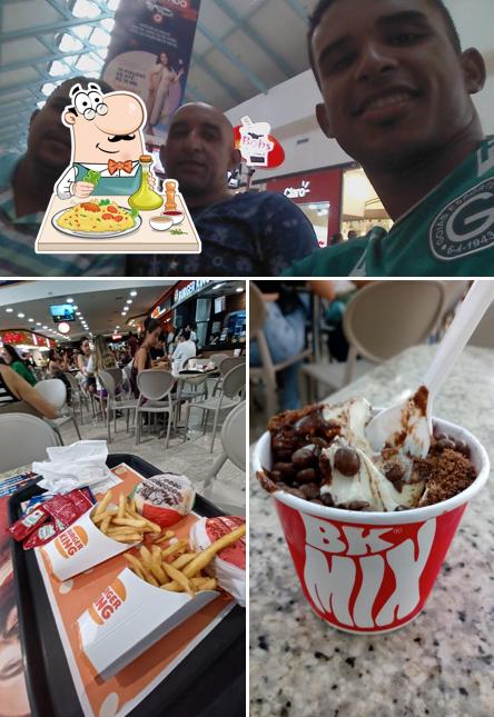 A imagem da comida e interior no Burger King